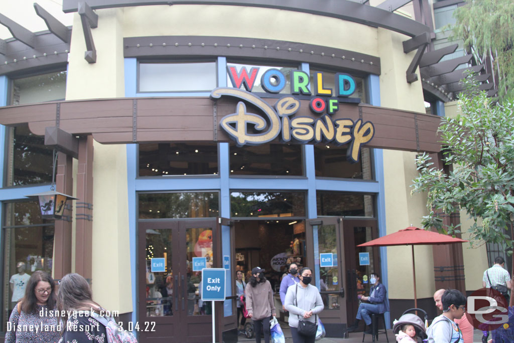 World of Disney only had one entrance open, the one closest to La Brea Bakery. All other doors were exit only.