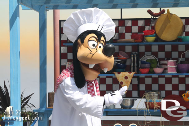 Chef Goofy out for pictures