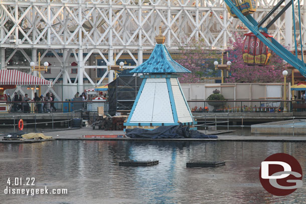 Looks like the projectors are back on the center platform, you can see the top just above the waterline.