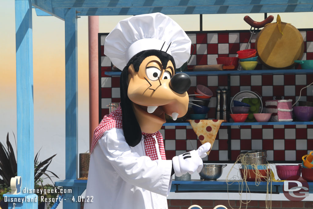 Chef Goofy out for pictures