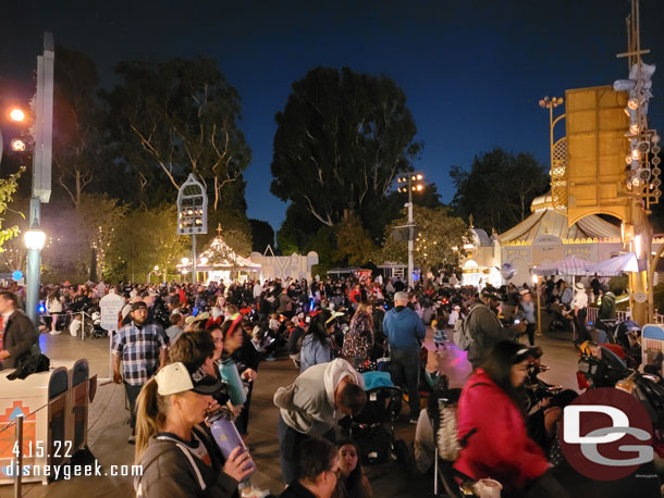 The crowd gathering about 14 minutes prior to showtime.