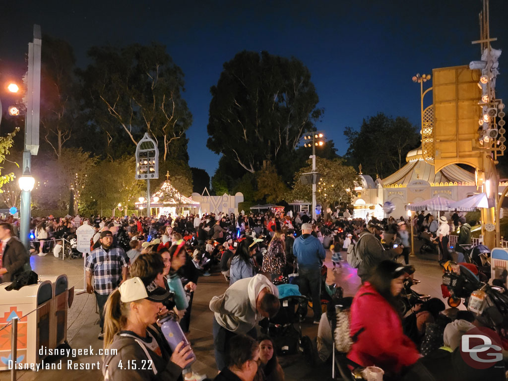 The crowd gathering about 14 minutes prior to showtime.