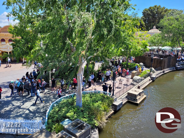 Another popcorn bucket queue in Frontierland.