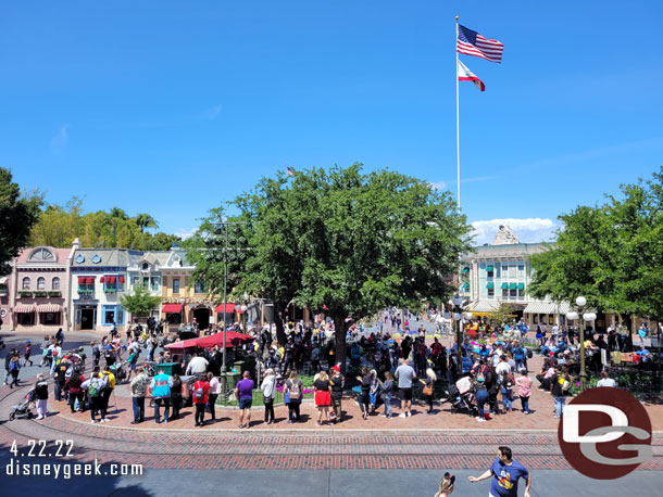 You can see the queue wrapping around from the Train Station, nice to have this elevated view again.