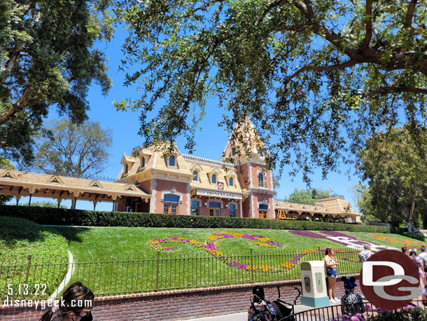 1:01pm - Inside Disneyland and ready to start my visit.