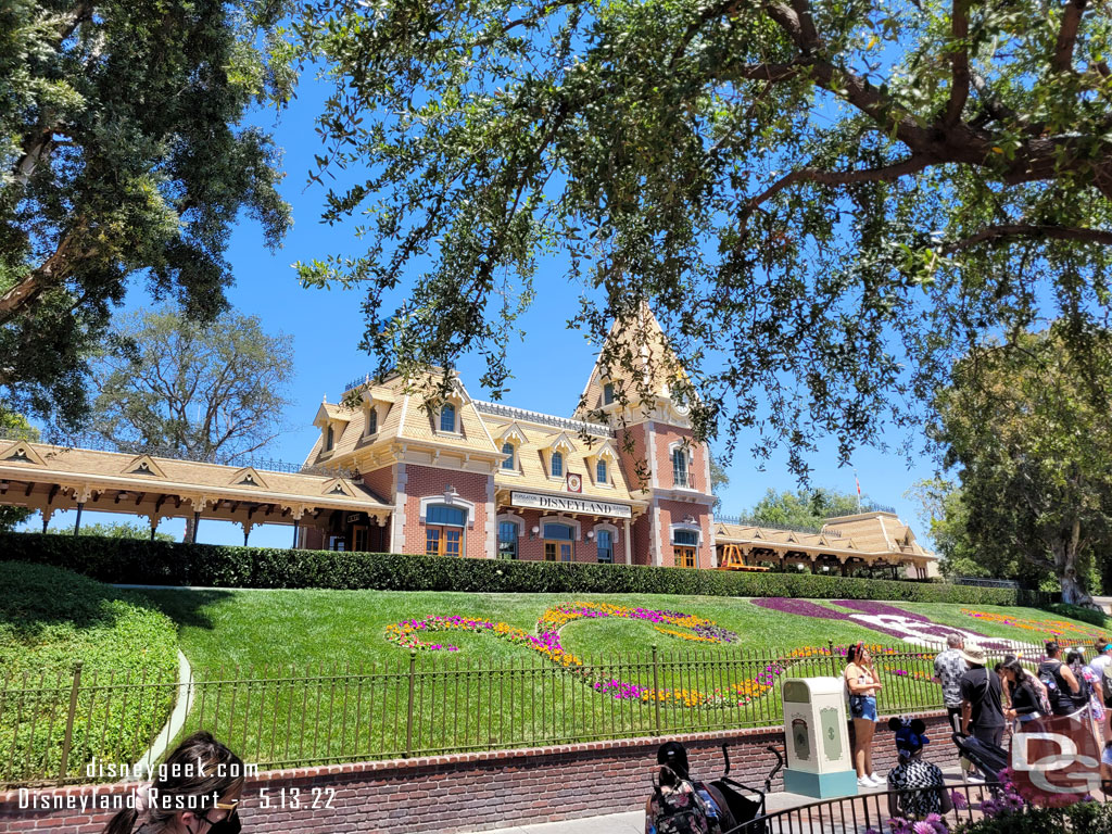 1:01pm - Inside Disneyland and ready to start my visit.