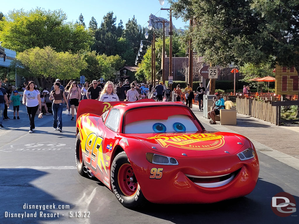 Lightning McQueen turning onto Cross Street in Cars Land