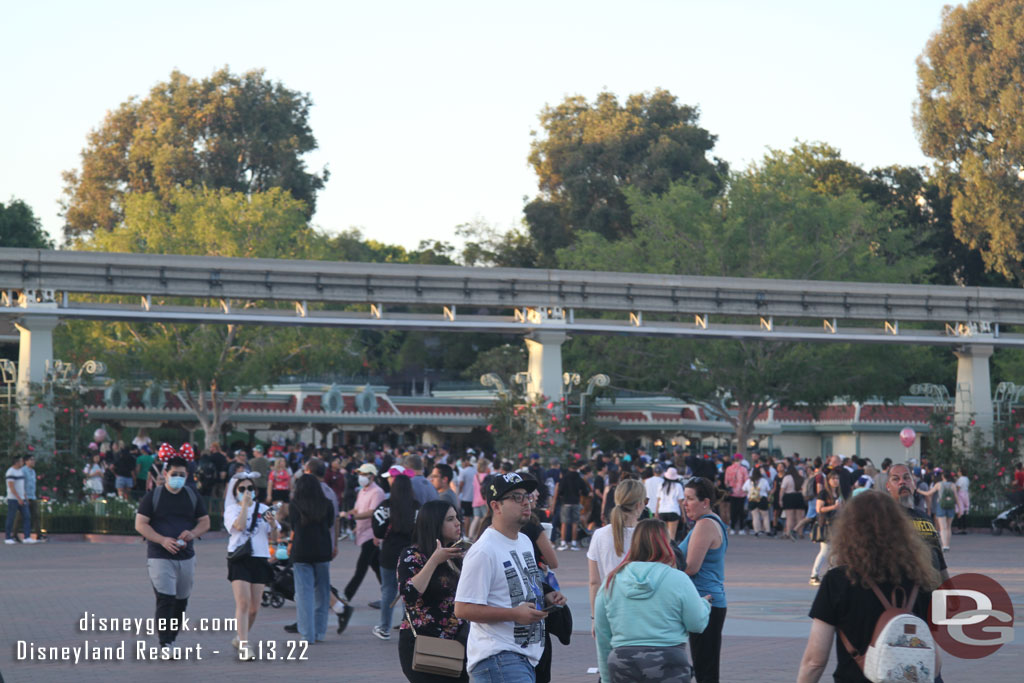 7:12pm - A healthy wait to enter Disneyland