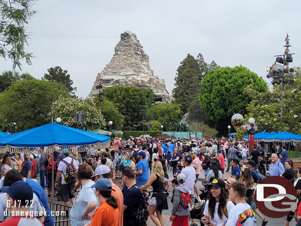 8:00am - The crowd is starting to move.