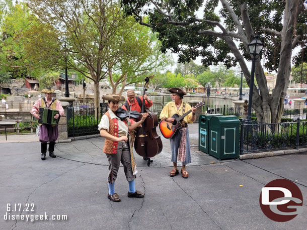 The BootStrappers first set is at 8:30am.  They were funny.. telling guests this is the best Pirate Band you are going to walk by all day. Not many people stopping at this hour to listen.