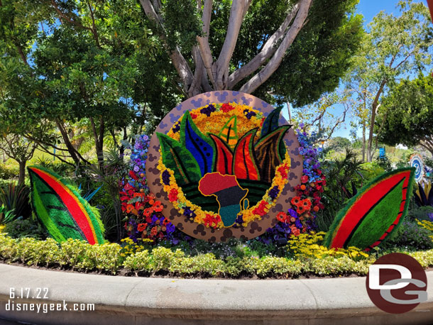 “The PULSE silleta has a variety of flowers that celebrate the diaspora that is the Black and African American communities,” said Jeff. “The flowers in a ring around the silleta are pulled from Africa, the Caribbean and all around the globe to show the gr