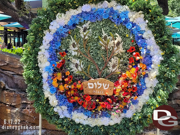 “The SHALOM silleta has very specific plants that are indigenous to Israel,” said Jeff. “This includes flowers found in the springtime of Israel like poppies, cyclamen and narcissus.” Also found on the silleta is an olive tree with six olives, representin