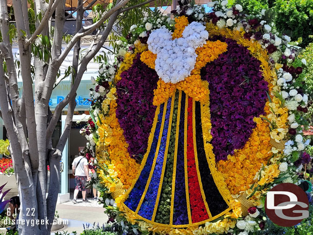 The SALUTE silleta represents the Disneyland Resort SALUTE BERG, which is committed to enhancing the Disney experience for those who have sacrificed in support of the military. The Resort Enhancement team worked closely with members of the SALUTE BERG to 