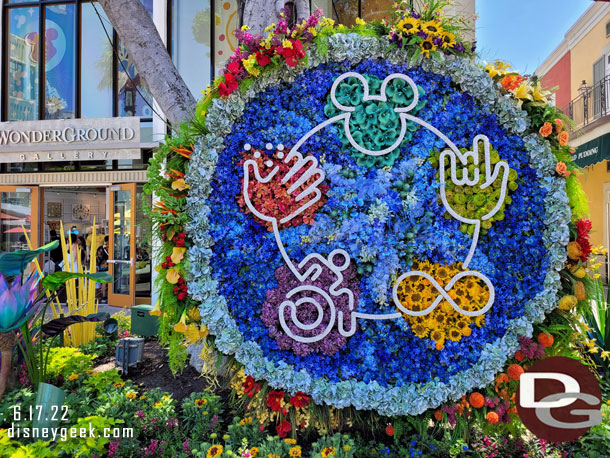 “This silleta is representing a really diverse group of folks,” said Jeff. The Resort Enhancement team was intentional behind every material used, specifically with the gold-colored flowers behind the cognitive symbol shown on the ENABLED silleta. “For ex