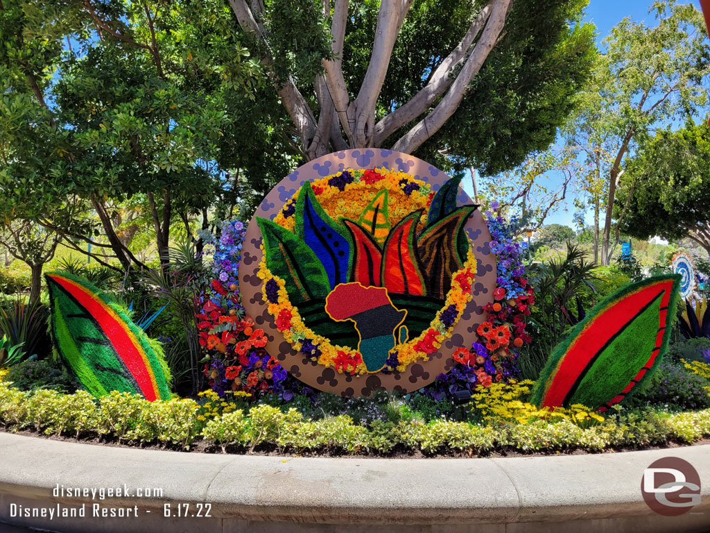 “The PULSE silleta has a variety of flowers that celebrate the diaspora that is the Black and African American communities,” said Jeff. “The flowers in a ring around the silleta are pulled from Africa, the Caribbean and all around the globe to show the gr