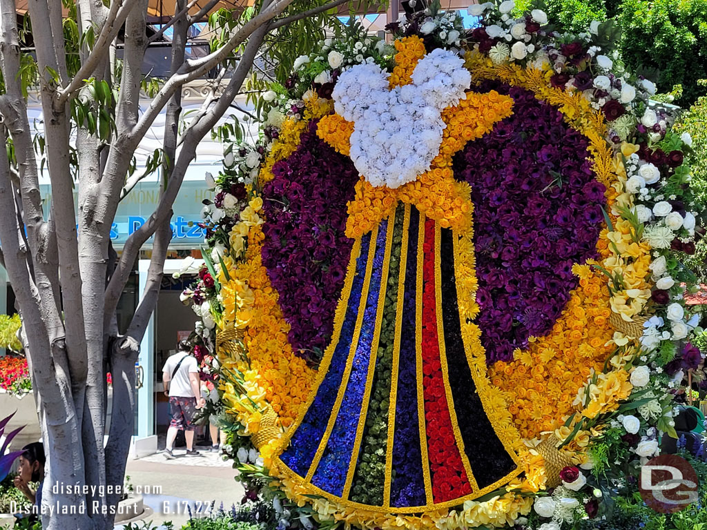 The SALUTE silleta represents the Disneyland Resort SALUTE BERG, which is committed to enhancing the Disney experience for those who have sacrificed in support of the military. The Resort Enhancement team worked closely with members of the SALUTE BERG to 