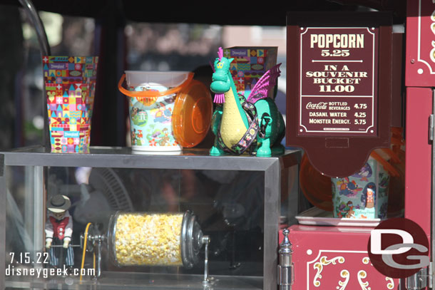 Main Street Electrical Parade popcorn buckets were available at several locations still with no waits.