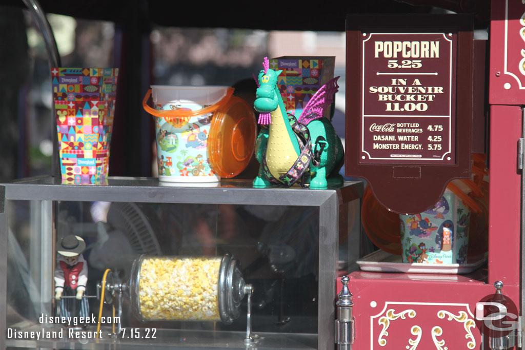 Main Street Electrical Parade popcorn buckets were available at several locations still with no waits.