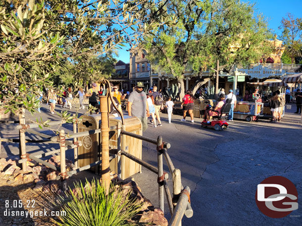 The outdoor vending cart on this side of the walkway in Frontierland was MIA this afternoon.