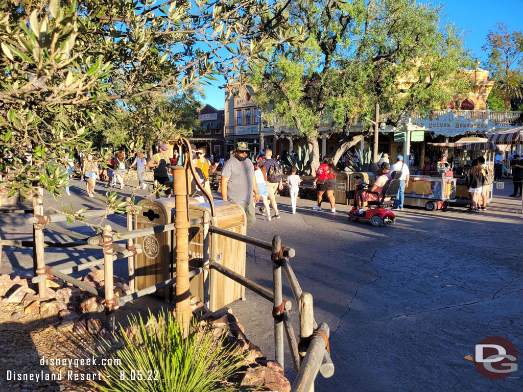 The outdoor vending cart on this side of the walkway in Frontierland was MIA this afternoon.