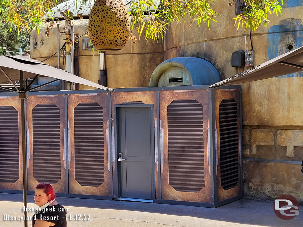 No visible progress with these walls in Black Spire Outpost.  The assumption is this will be for the Batuu Bounty Hunters Game (a version of which opened recently at WDW)