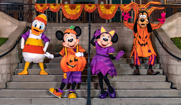 Mickey and the gang have new costumes for Halloween (this photos is the Disney Press Release photo of the costumes).