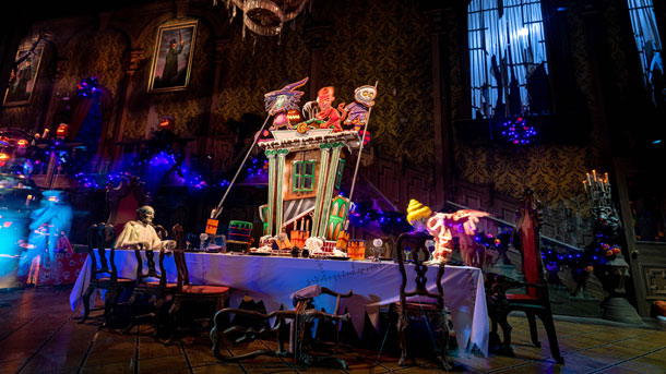 Here is the Disney Press Photo of the gingerbread house this year 