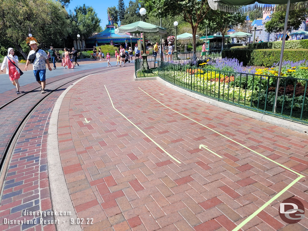 A queue set up but no one using it for popcorn buckets in the hub.  You can just walk right up.