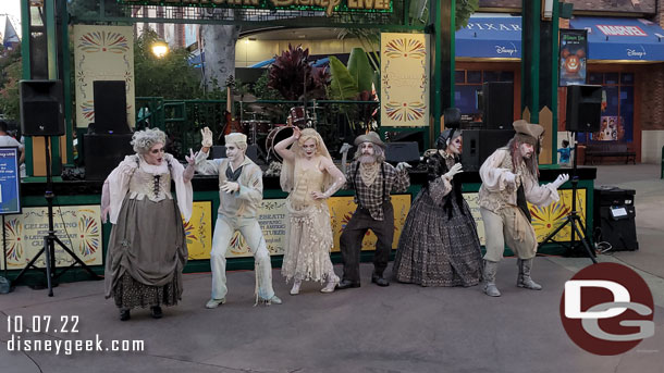 6:30pm - The Scareolers arrive for their performance.  They have 4 sets on Friday - Sunday nights plus Halloween this year.