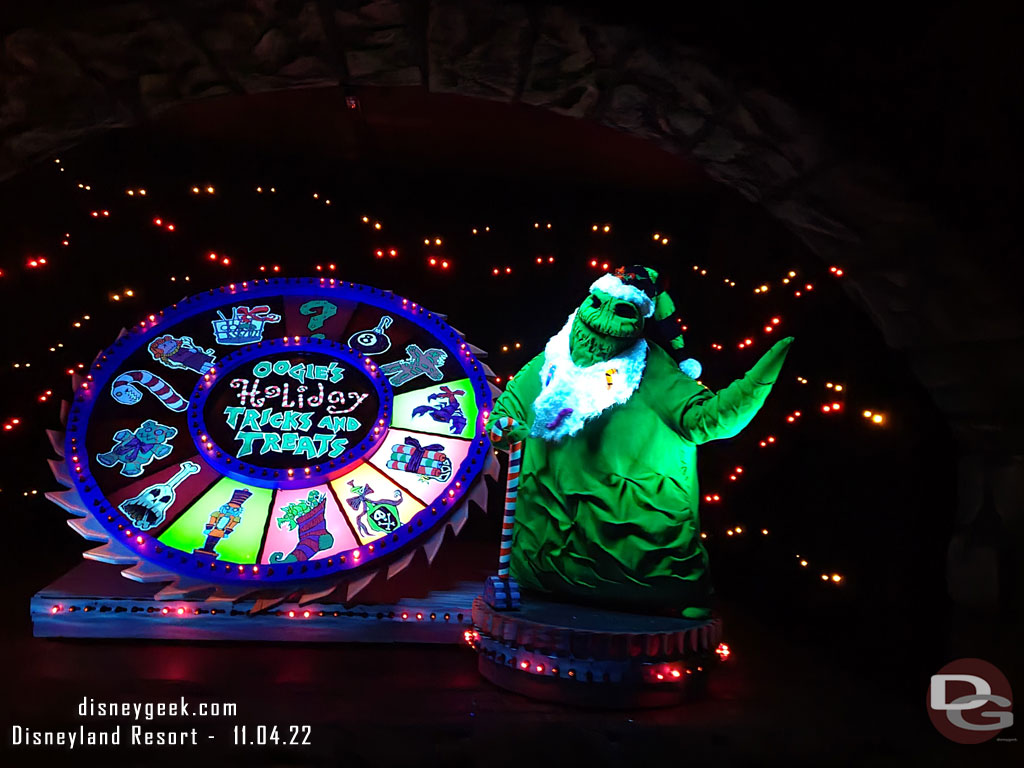 Passing by Oogie at 4:35pm.. total time was about 1 hour and 25 minutes from entering queue until exiting the attraction.