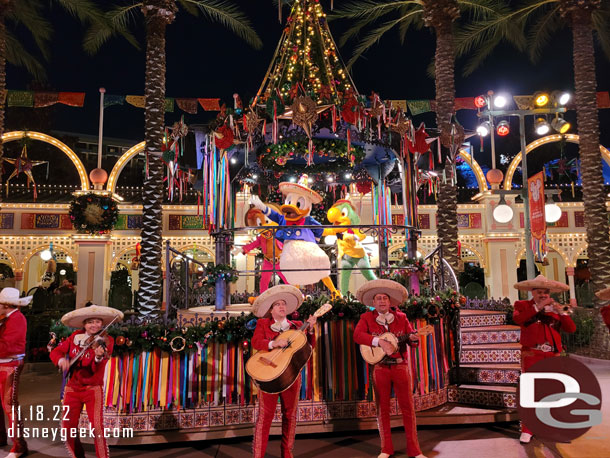 Time for the 5:45pm Viva Navidad Street Party