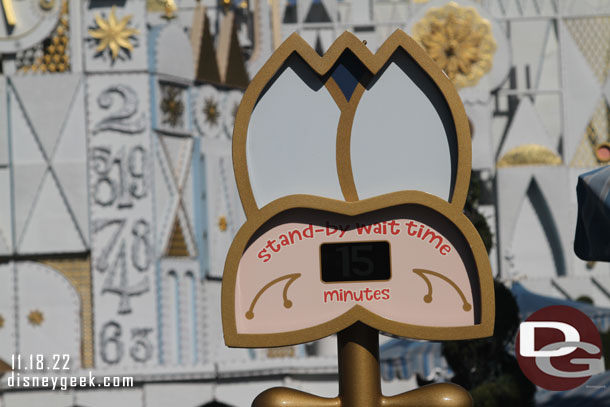 10:17am - entering the queue for it's a small world holiday.  Posted at 15 minutes, of course its blank in my picture!