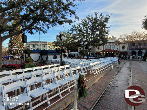 Later today seats will be added in the street, for now they are set up to the curb.