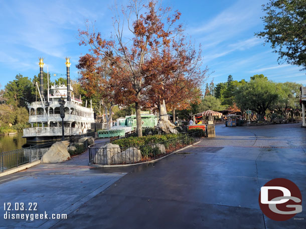 What a difference 20 minutes makes.. Frontierland was empty when I walked through the second time.