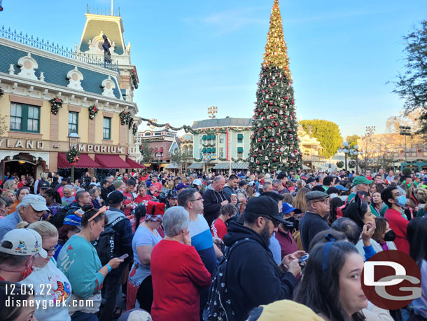 4:00pm - 90 minutes to showtime and the area around me is full.