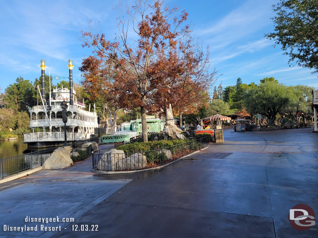 What a difference 20 minutes makes.. Frontierland was empty when I walked through the second time.