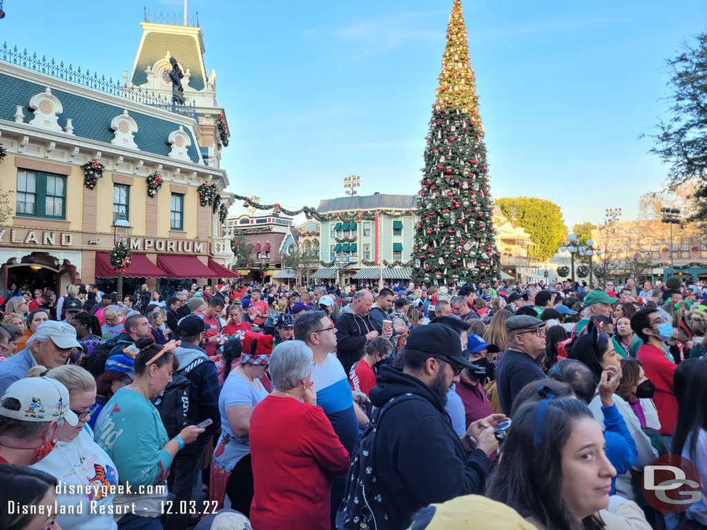 4:00pm - 90 minutes to showtime and the area around me is full.