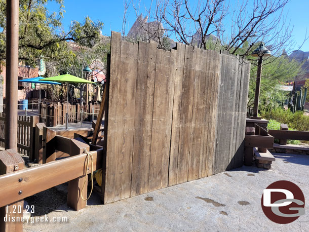 A small wall blocking the extended queue