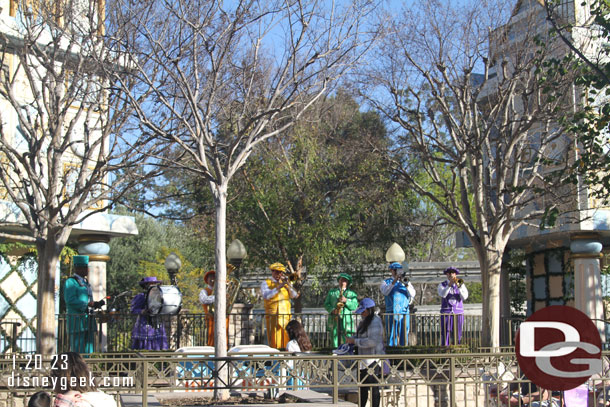 The Pearly Band performing