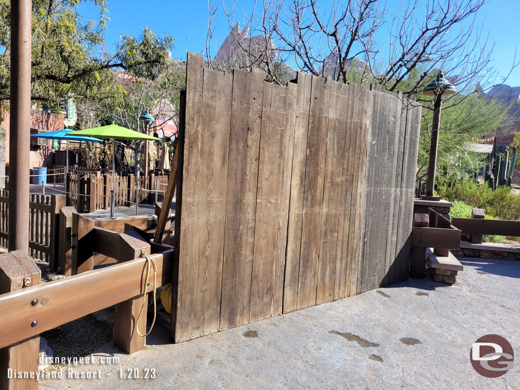 A small wall blocking the extended queue