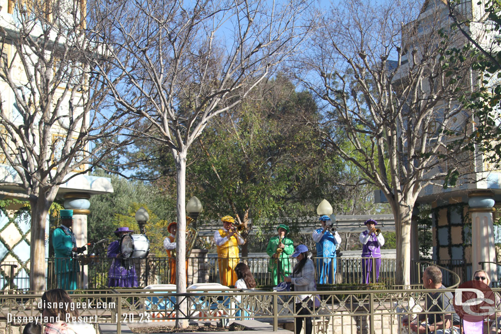 The Pearly Band performing