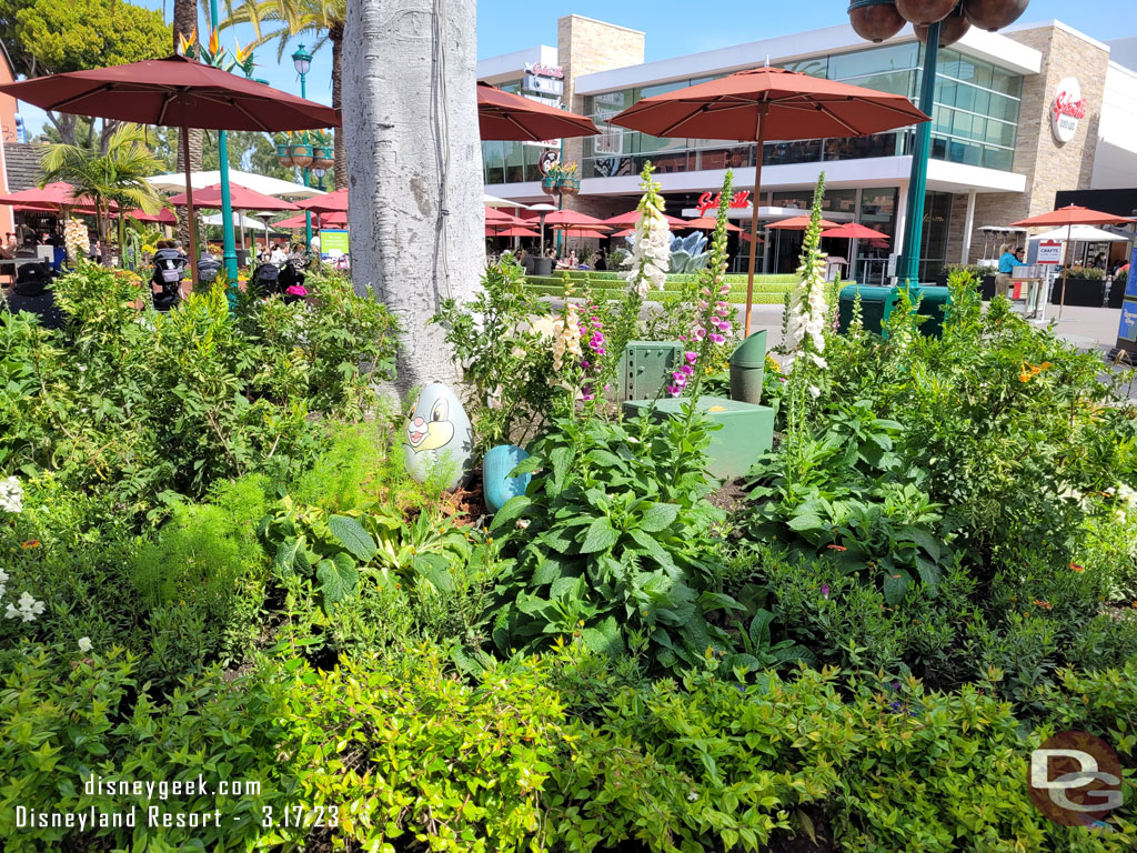 This is referred to as the Lamp Post Planter