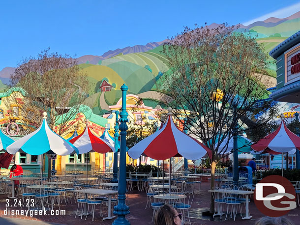 A look around a peaceful Toontown as I waited to enter the El CapiTOON.