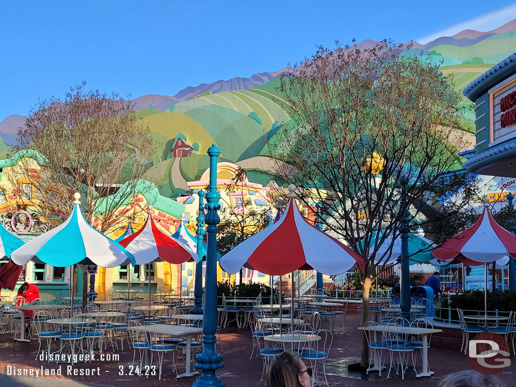 A look around a peaceful Toontown as I waited to enter the El CapiTOON.