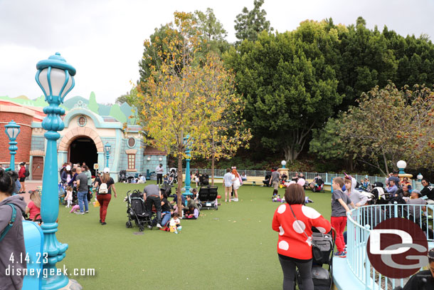 No large stroller parking area on the grass today, so it was all available for guests to use.