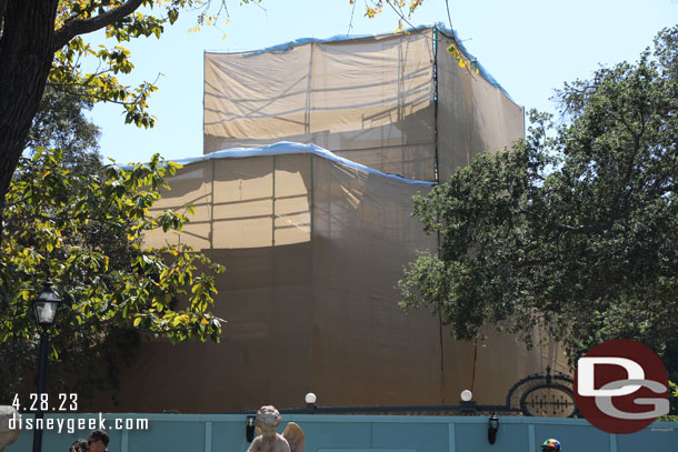 No real visible progress on Tianas Palace.. also odd the printed scrims are rolled up and not in visible.