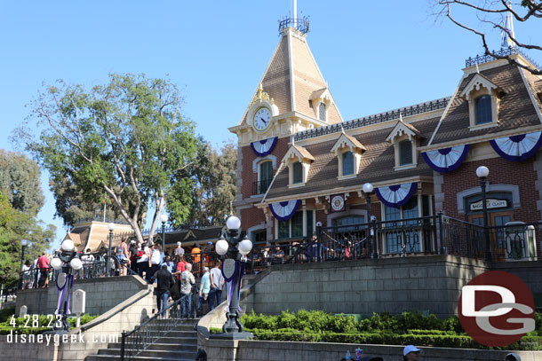 4:21pm - The wait for the Disneyland Railroad stretched halfway down the stairs