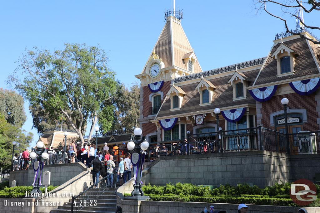 4:21pm - The wait for the Disneyland Railroad stretched halfway down the stairs