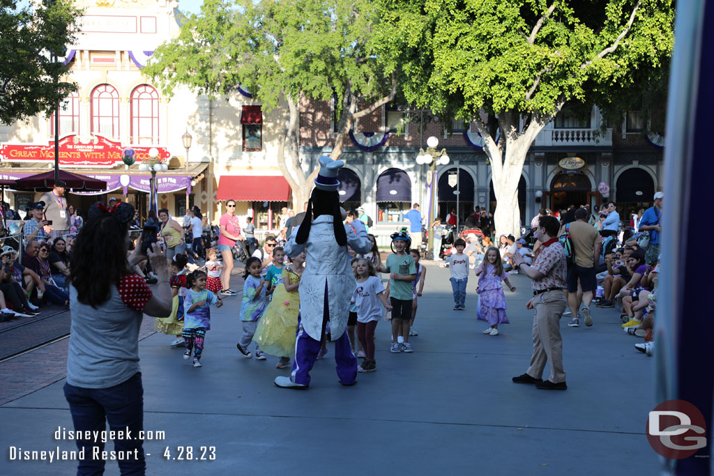 Goofy was entertaining guests as they waited for the parade.