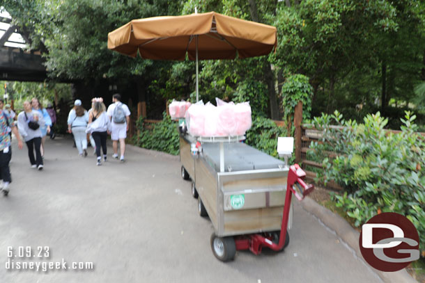 Out door vending right up to the entrance of Galaxy's Edge but still staying outside.